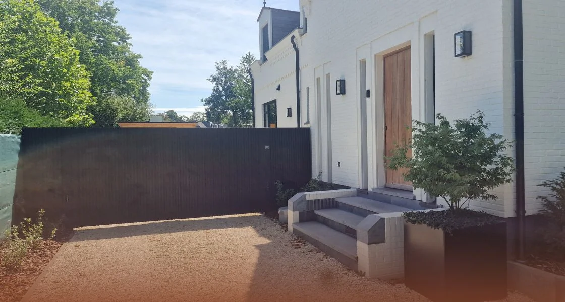 Inspiráció a kert elé, garázsbejáróval